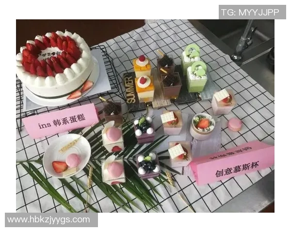 创意蛋糕足球图展示了美食与运动的完美结合，令人垂涎欲滴的视觉盛宴